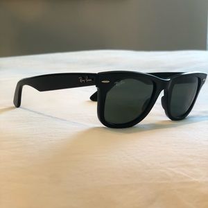 Black Ray-ban wayfarer w/ case 50/22